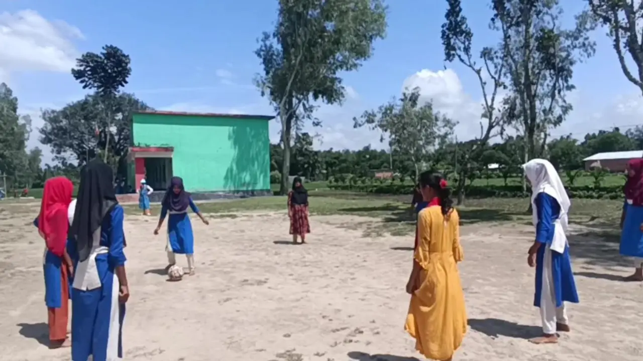 তেঁতুলিয়ায় অনিশ্চিত ১২৪২ শিক্ষার্থীর ভবিষ্যৎ