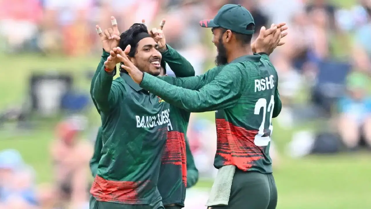 সৌম্যকে নিয়ে ফিল্ডিংয়ে বাংলাদেশ