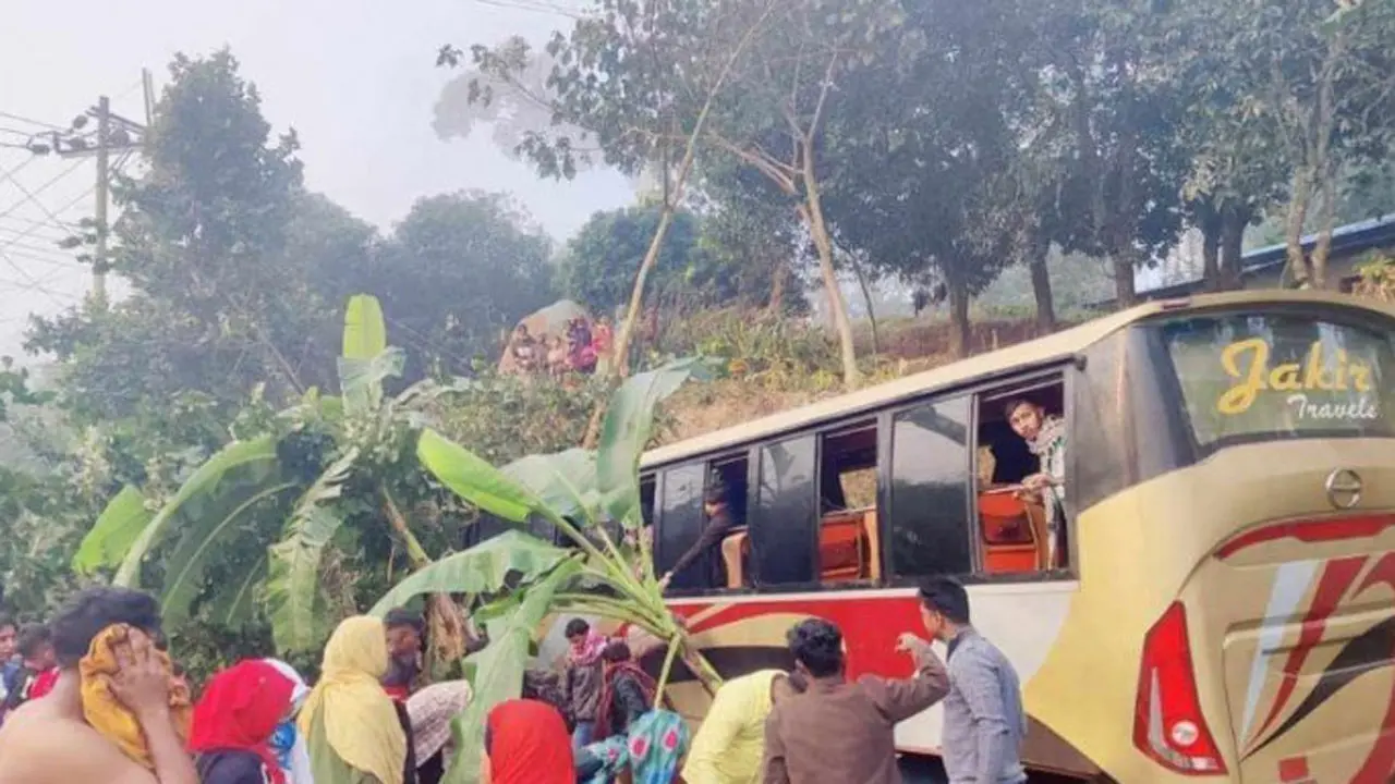 কক্সবাজারে পিকনিক বাসের সঙ্গে লেগুনার সংঘর্ষে নিহত ৪