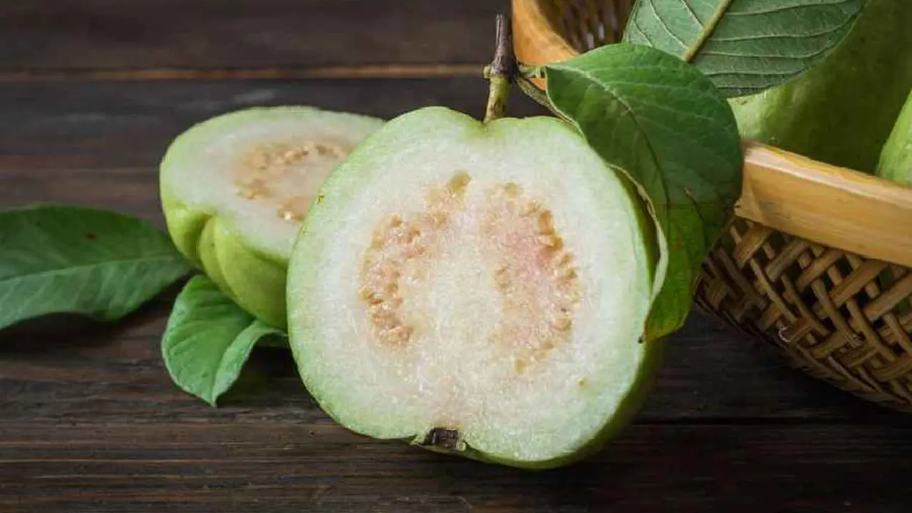 বেশি পেয়ারা খেলে যে সমস্যা হতে পারে
