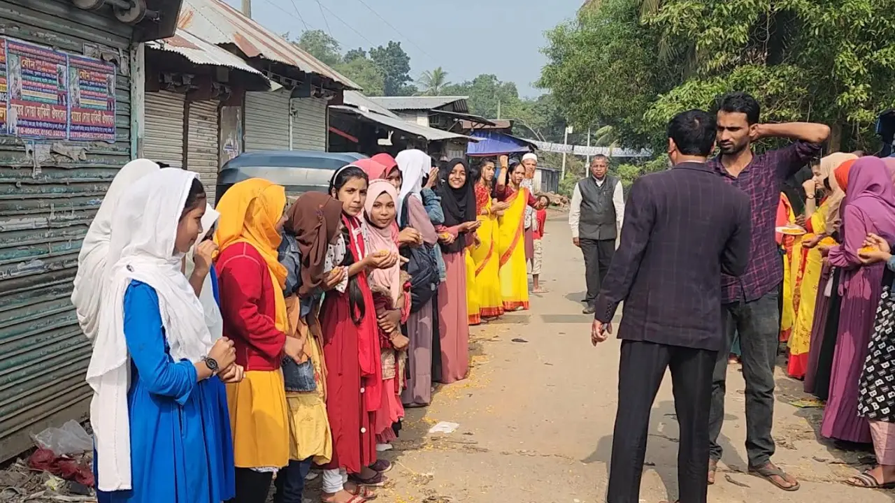 বিদ্যালয়ের শিক্ষার্থীদের দিয়ে নৌকার প্রচারণা