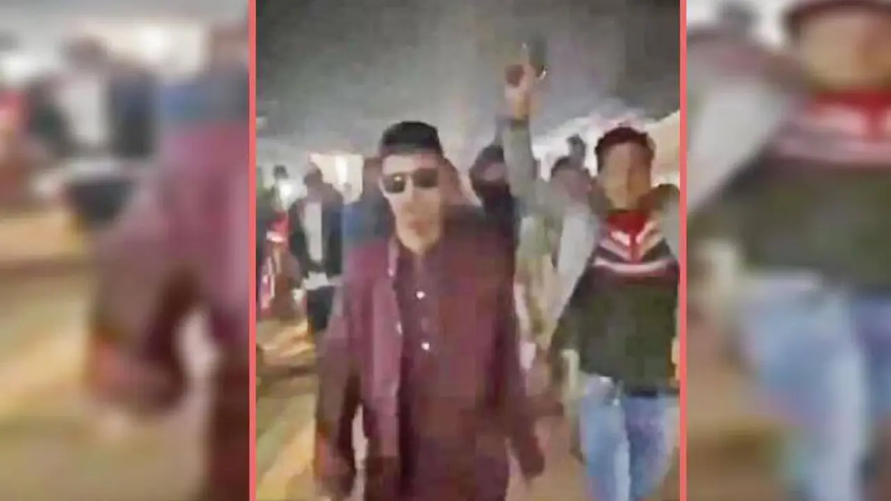 দুই হাতে পিস্তল নিয়ে নৌকার মিছিলে অংশ নেওয়া সেই যুবক গ্রেপ্তার