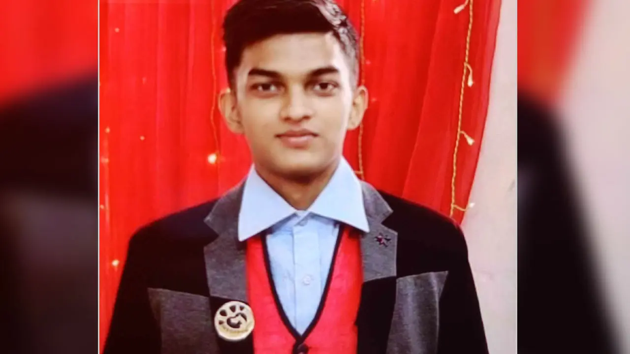 বাঁচানো গেল না পাখি উদ্ধারে গিয়ে দগ্ধ হওয়া রবিনহুডের আতিফকে