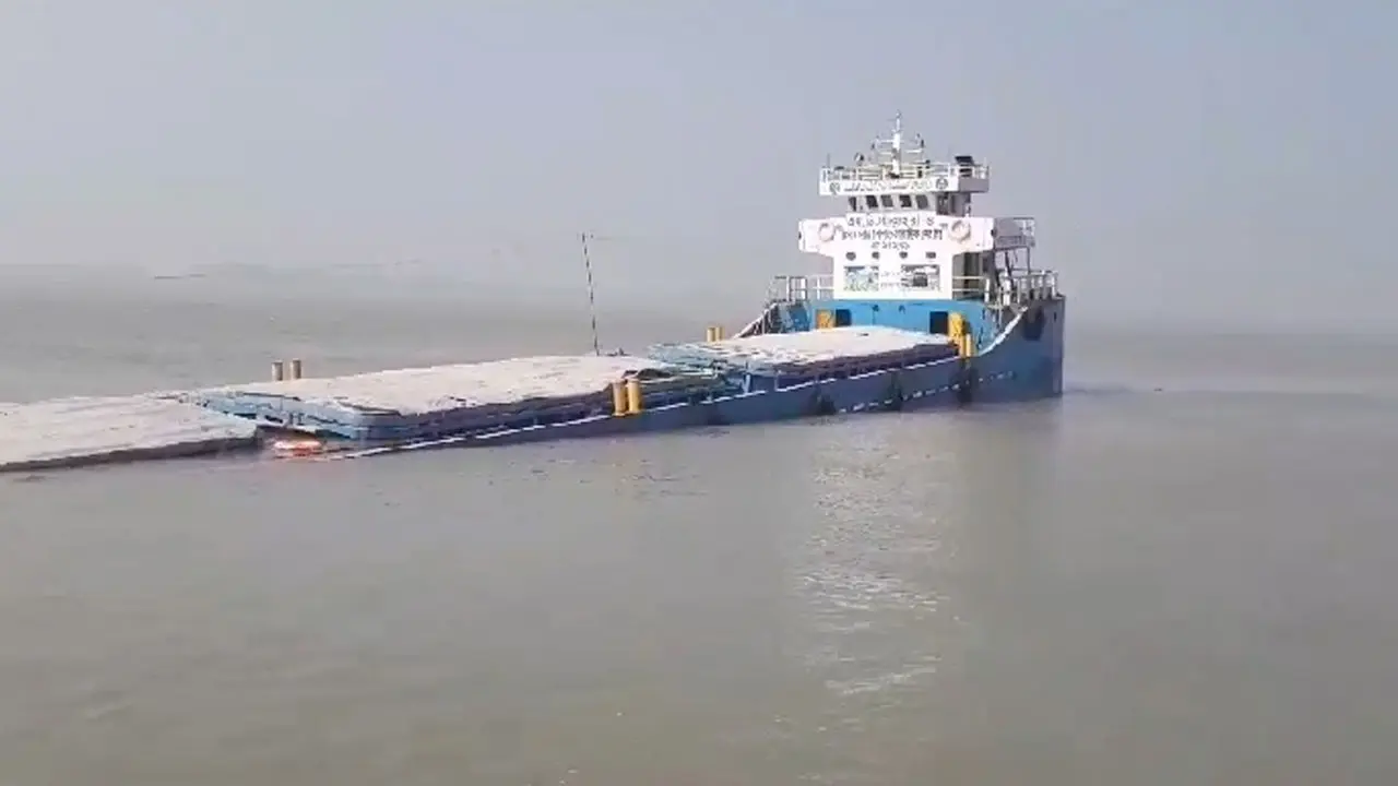 সুন্দরবনে ১৪২২ টন সিমেন্টের কাঁচামাল নিয়ে ডুবল জাহাজ 