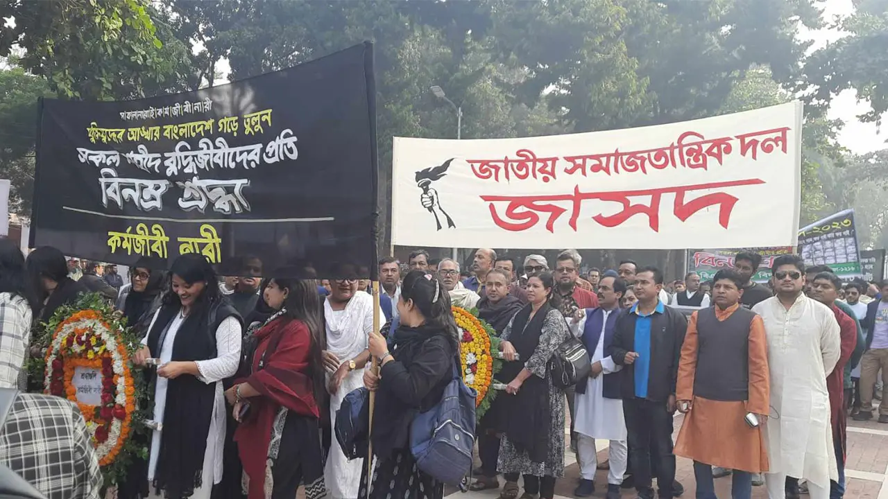 হাতে লেখা ব্যানার দেখলে মনে পড়ে পুরোনো মিছিল-মিটিংয়ের কথা