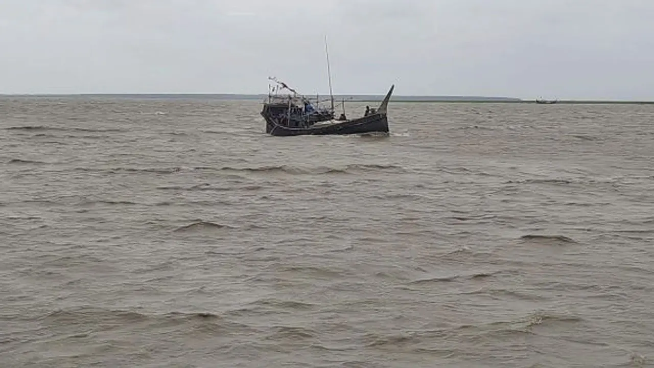 বরিশালে ট্রলার ডুবে দুই জেলে নিখোঁজ