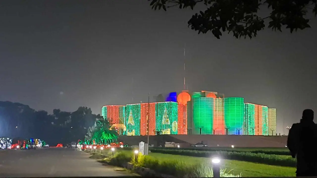 বিজয়ের উল্লাসে লাল-সবুজের বর্ণিল ঢাকা