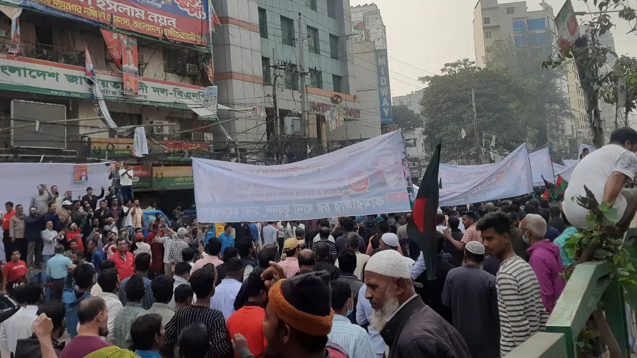 কাকরাইল মোড় থেকে নাইটিঙ্গেল মোড় পর্যন্ত একপাশের রাস্তা বন্ধ