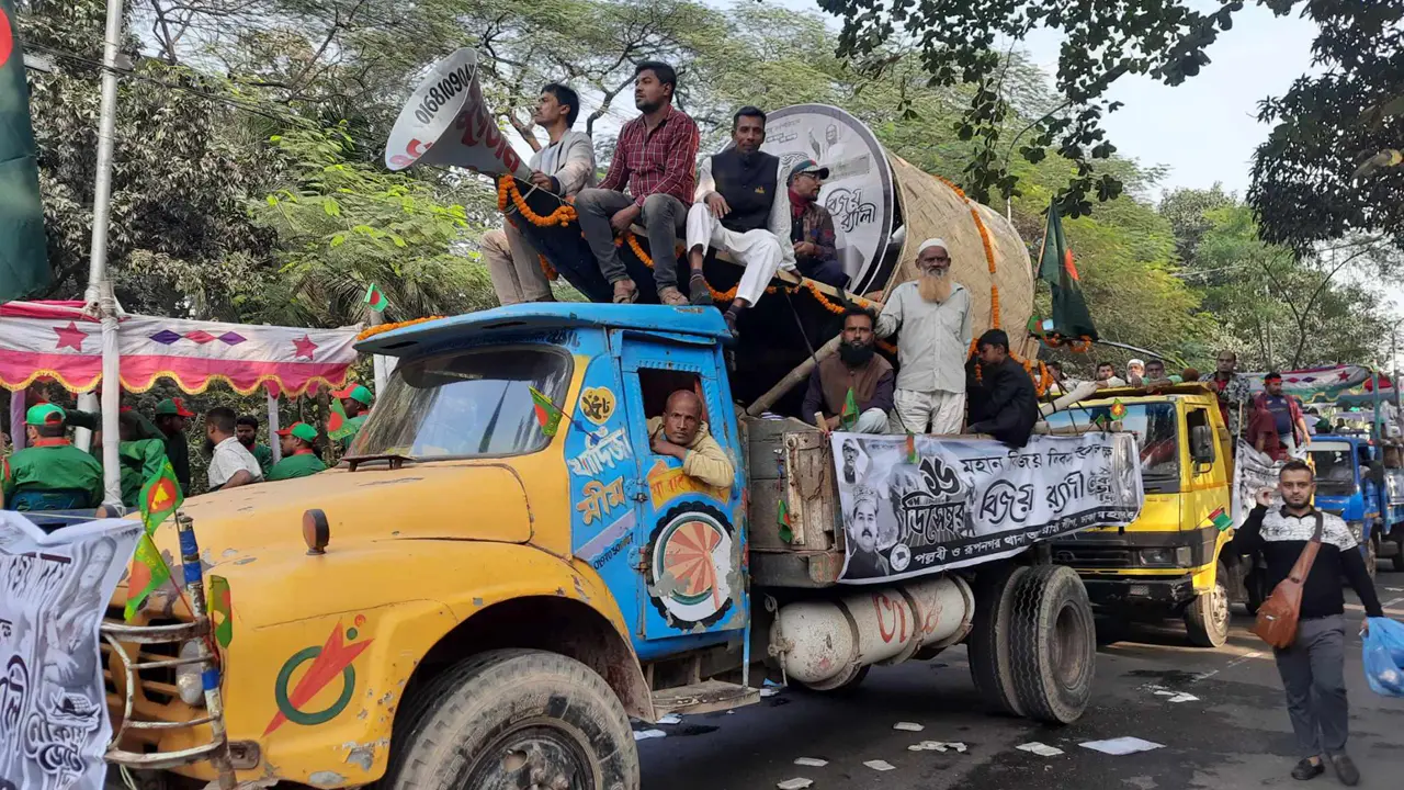ইলিয়াস উদ্দিন মোল্লার নৌকা উঠল ট্রাকে