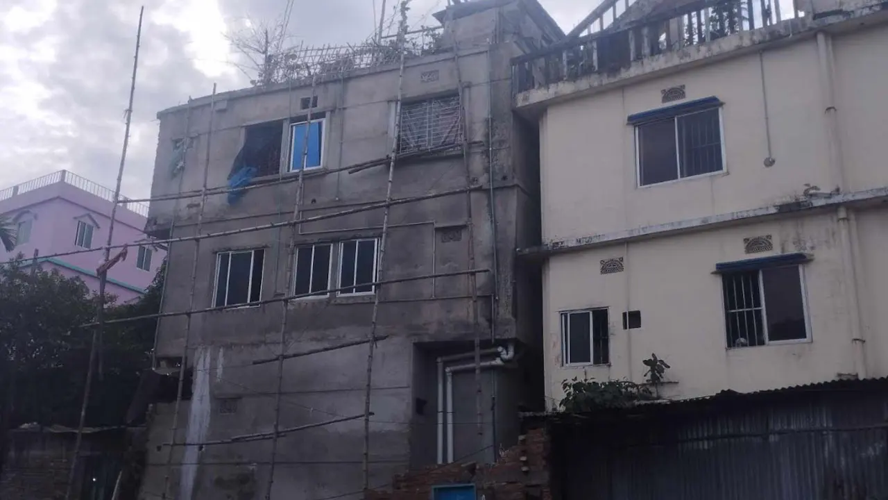 চট্টগ্রামে হেলে পড়েছে ৩তলা ভবন
