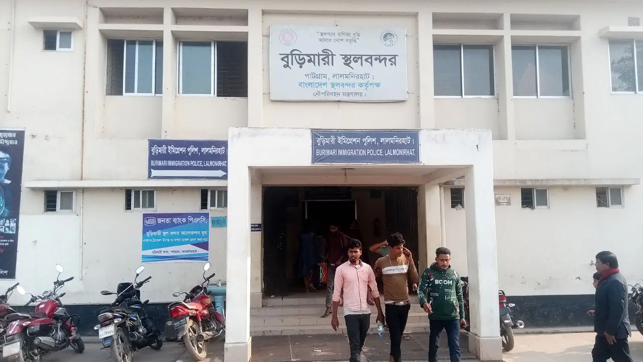 সার্ভার জটিলতায় বুড়িমারী ইমিগ্রেশনে যাত্রীদের ভোগান্তি