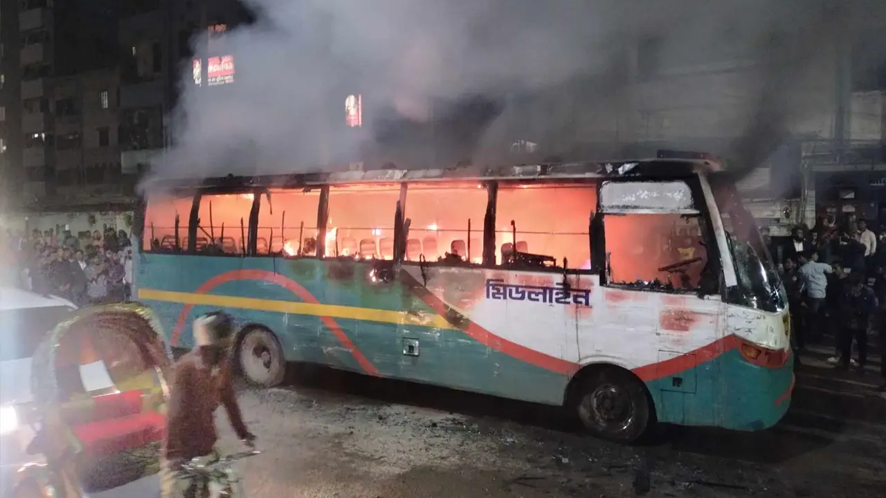 মোহাম্মদপুর বাসস্ট্যান্ডে মিডলাইন পরিবহনের বাসে আগুন