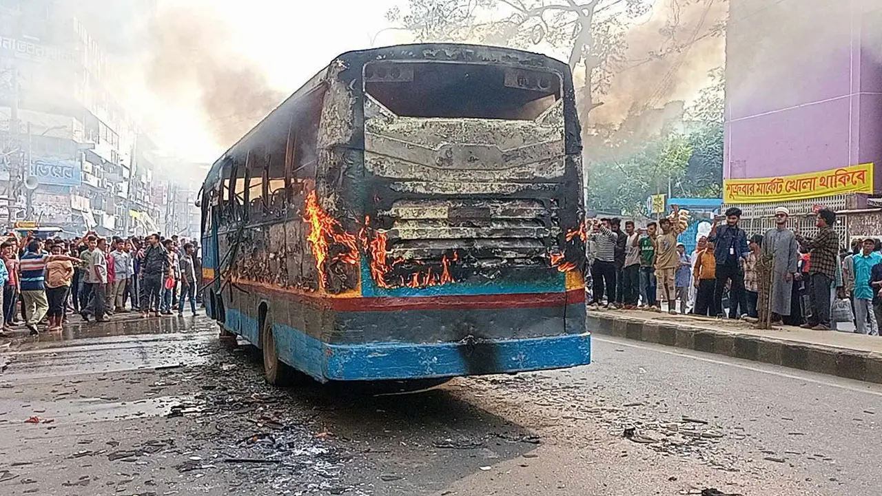 গুলিস্তানে আ.লীগ কার্যালয়ের পাশে বাসে আগুন
