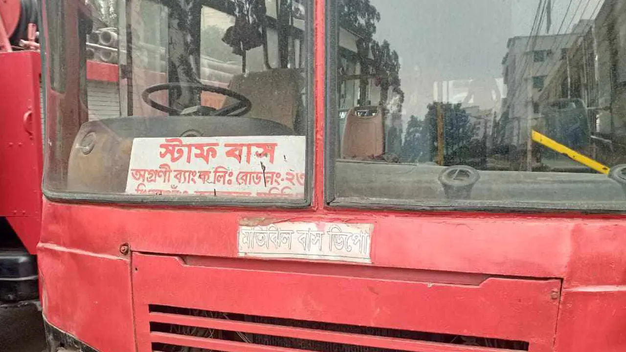 সাত সকালে ব্যাংকের স্টাফ বাসে আগুন দিল দুর্বৃত্তরা