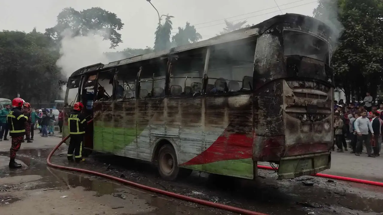 গুলিস্তানে বাহন পরিবহনের বাসে আগুন