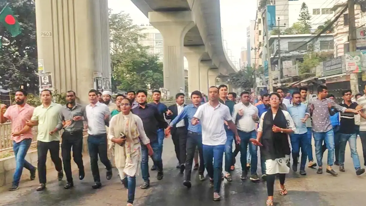 অবরোধের সমর্থনে পল্টনে ছাত্রদলের বিক্ষোভ মিছিল 