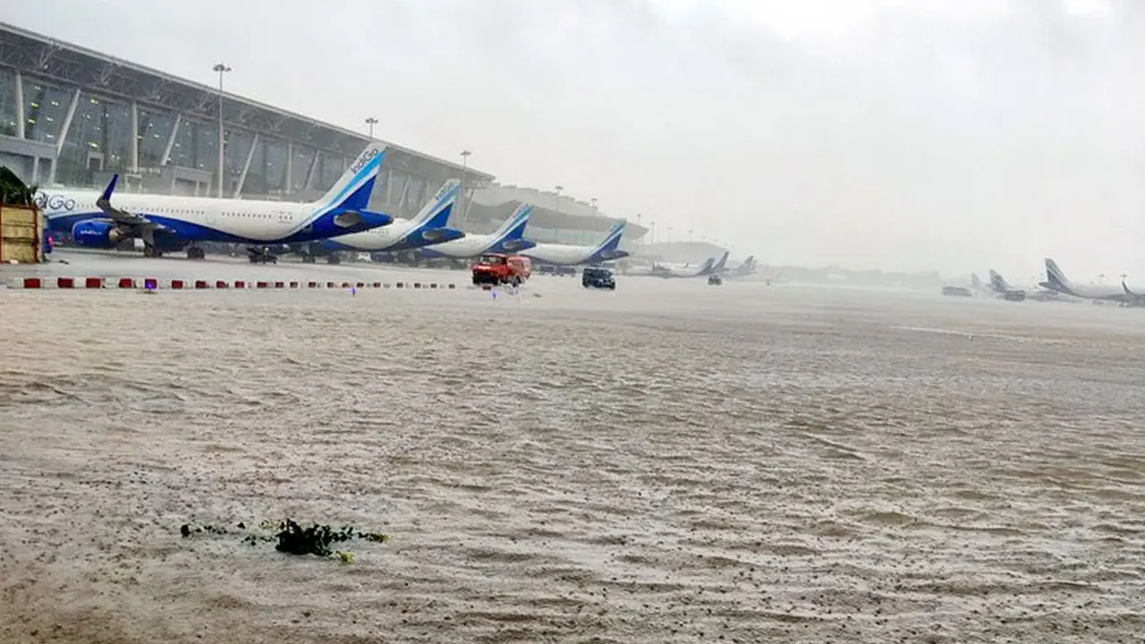 ঘূর্ণিঝড়ের আগে প্রবল বৃষ্টিতে প্লাবিত চেন্নাই বিমানবন্দরের রানওয়ে