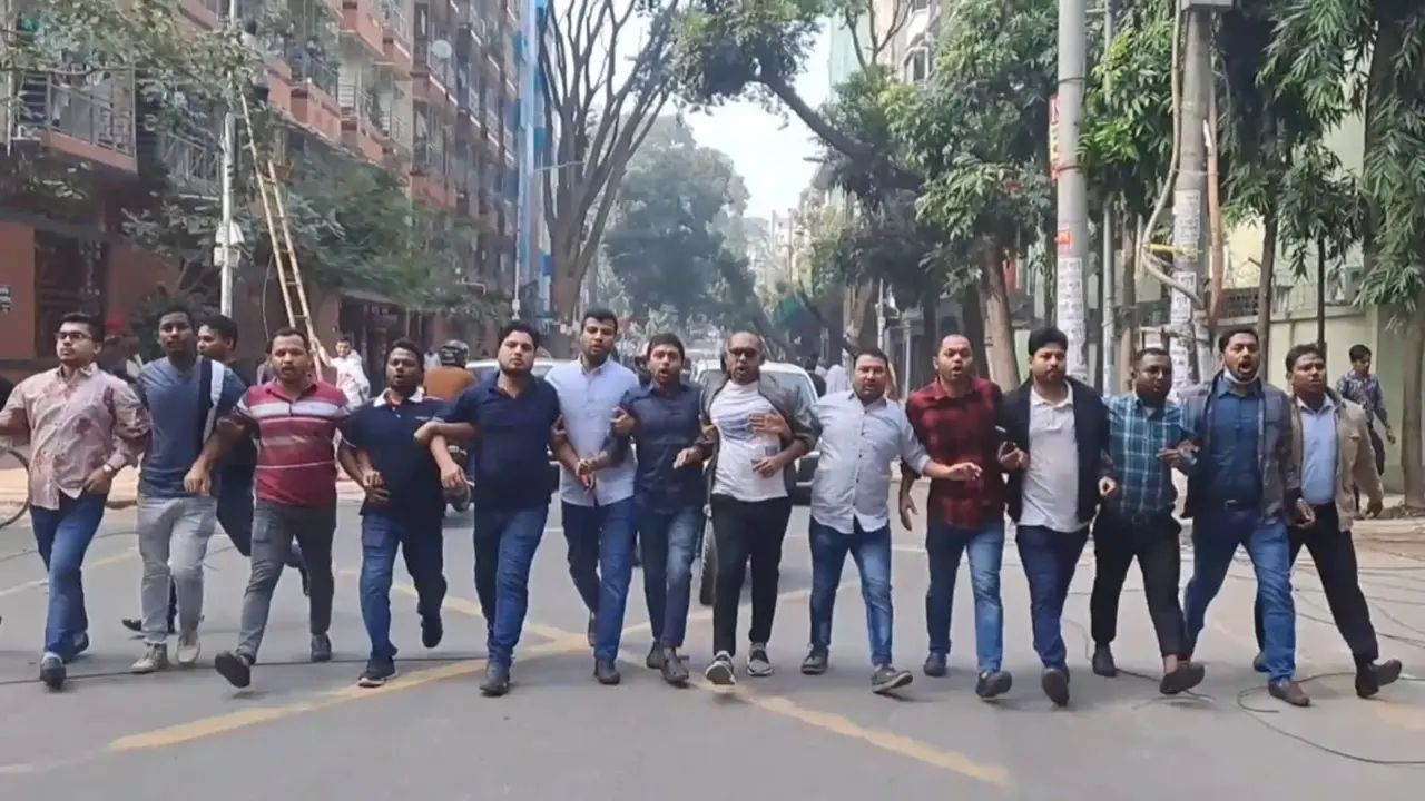 অবরোধের সমর্থনে ঢাকা কলেজ ছাত্রদলের বিক্ষোভ