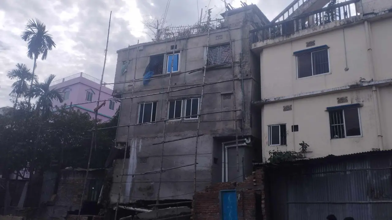 চট্টগ্রামে ভবন হেলে পড়ার ঘটনায় জেলা প্রশাসনের তদন্ত কমিটি