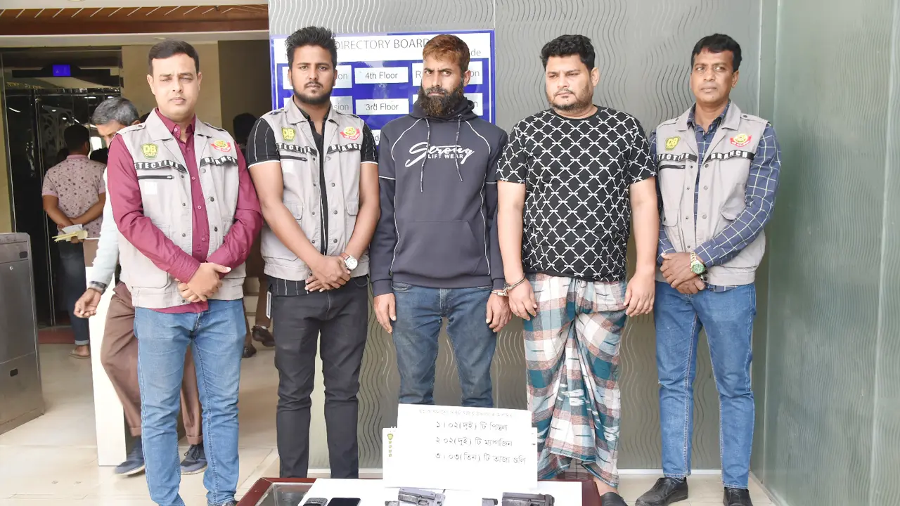 অবৈধ অস্ত্র দিয়ে প্রতিপক্ষের প্রার্থীকে ভয় দেখাতেন তারা