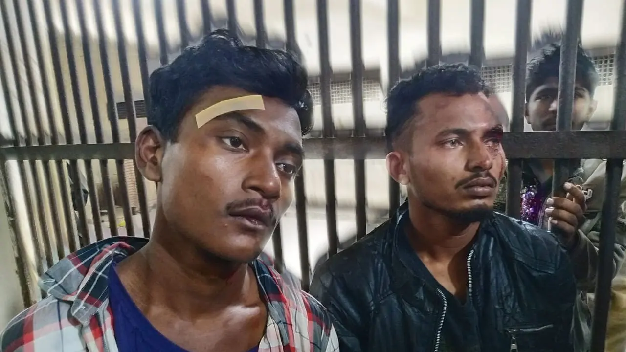 বাসে আগুন দেওয়ার সময় হাতেনাতে দুই যুবক আটক
