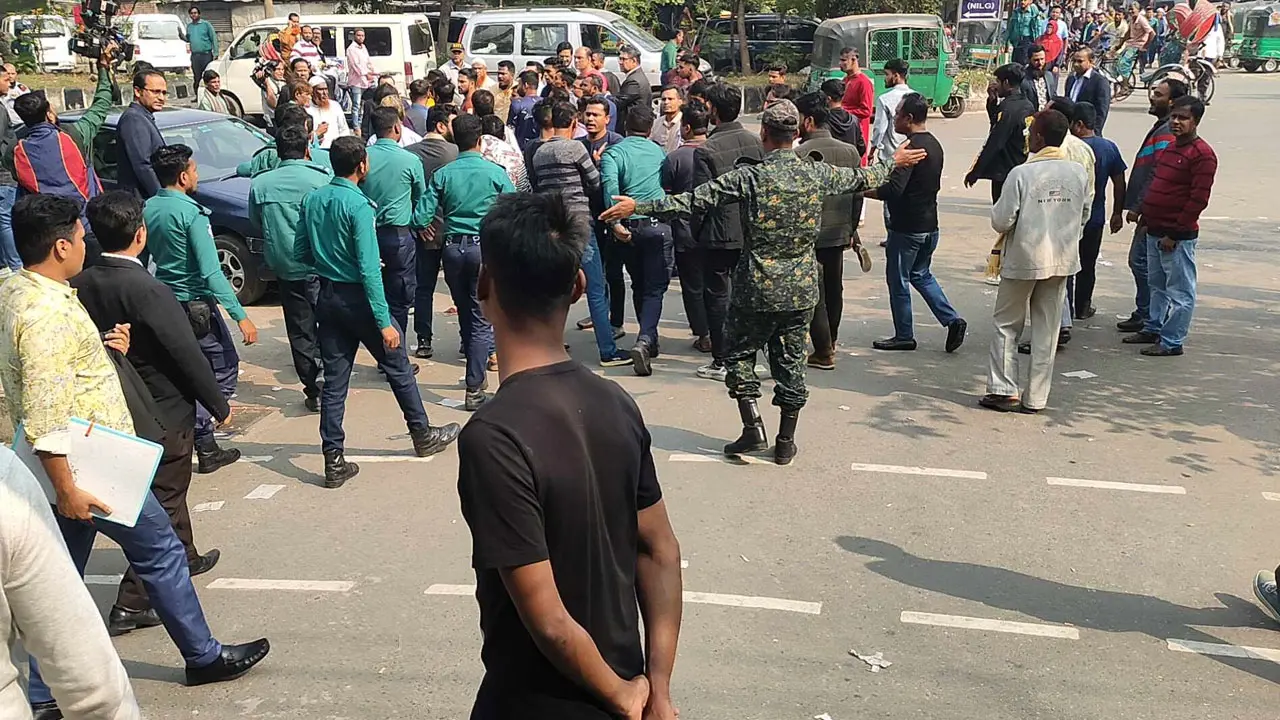 কটূক্তি করায় হাতাহাতিতে জড়ালেন নৌকা ও স্বতন্ত্র প্রার্থীর কর্মীরা