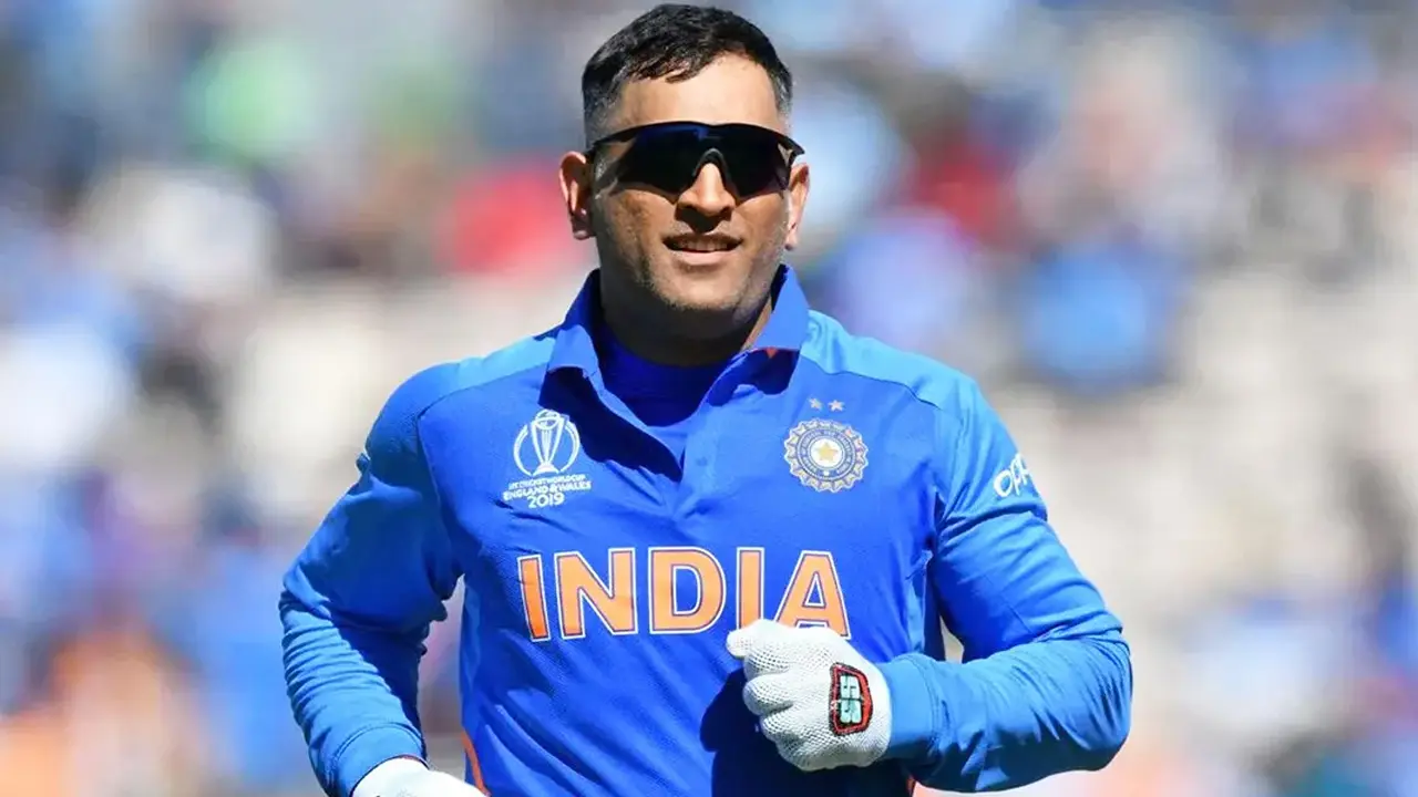 যে কারণে ভক্তকে পাকিস্তানে যেতে বললেন ধোনি