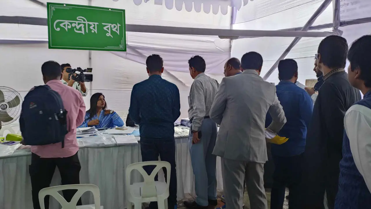 মনোনয়নের বৈধতা ফেরাতে চতুর্থ দিনে ইসিতে প্রার্থীরা