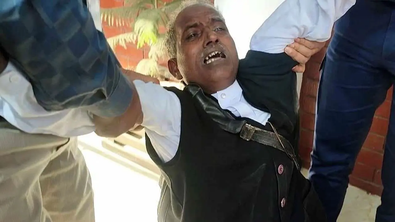 মনোনয়ন বাতিল হওয়ায় কান্নায় গড়াগড়ি খেলেন প্রার্থী!