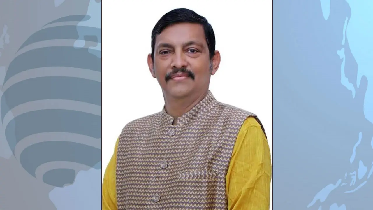 আ.লীগ নেতাকে জুতার মালা পরিয়ে ঘোরাতে চাইলেন নৌকার প্রার্থী