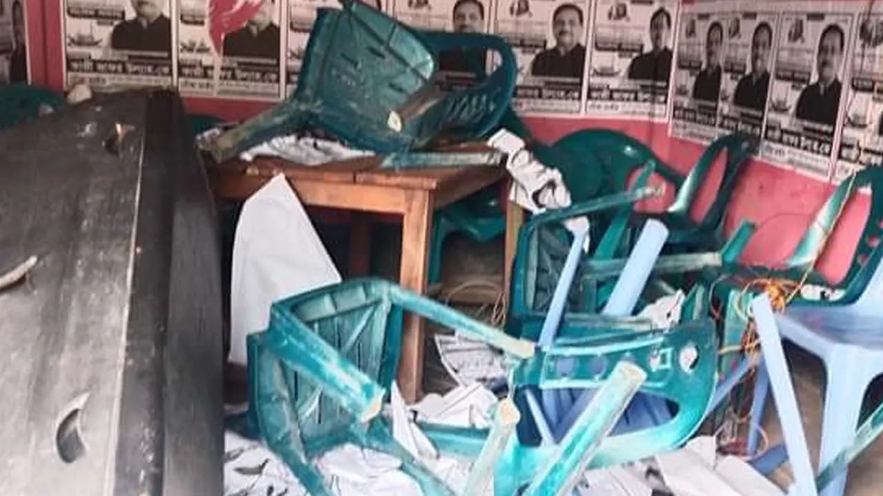 নৌকার প্রার্থী কাজী জাফর উল্যাহর নির্বাচনী ক্যাম্প ভাঙচুর