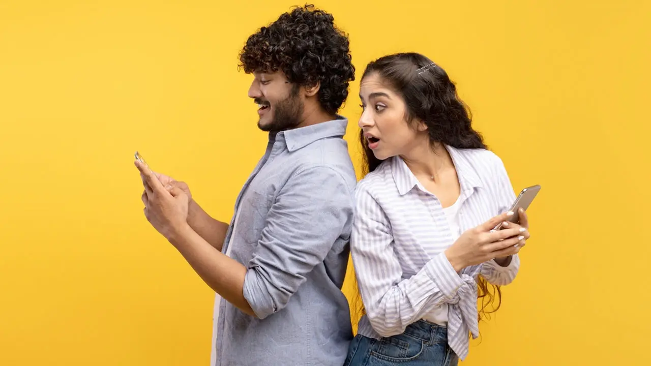 ব্যক্তিগত সবকিছু সোশ্যাল মিডিয়ায় প্রকাশ করেন? জেনে নিন কী হয়