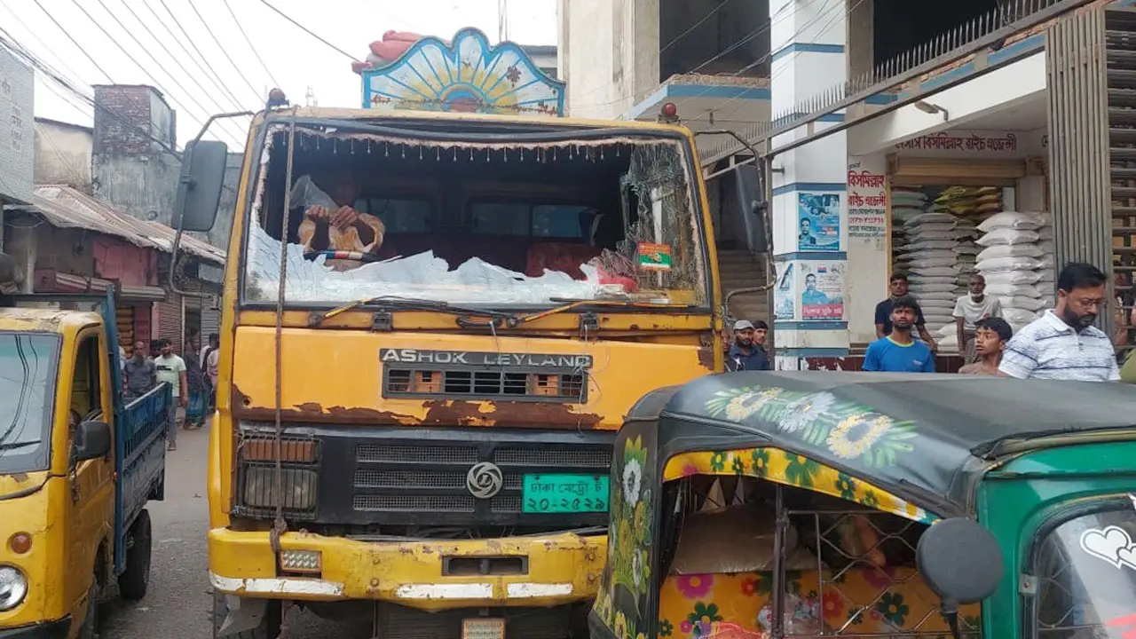 ফেনীতে আরও ২০টি গাড়ি ভাঙচুর, জনমনে আতঙ্ক