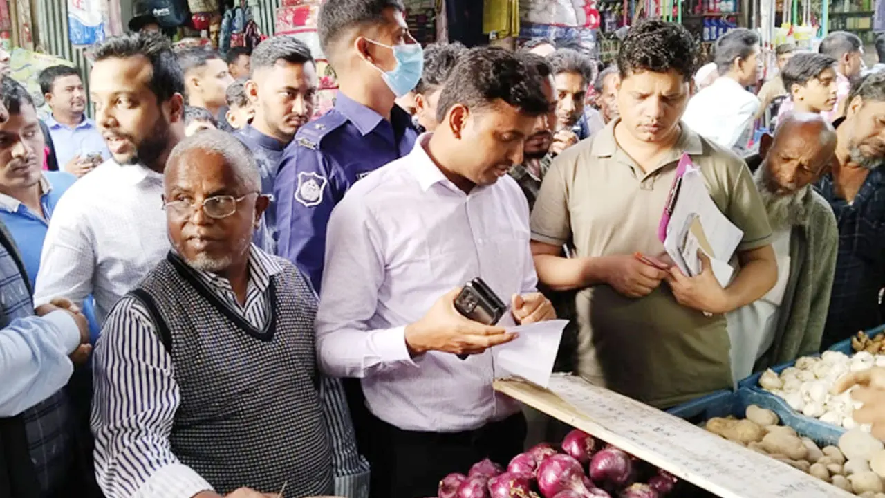 ম্যাজিস্ট্রেট দেখেই কেজিতে পেঁয়াজের দাম কমলো ৭০ টাকা