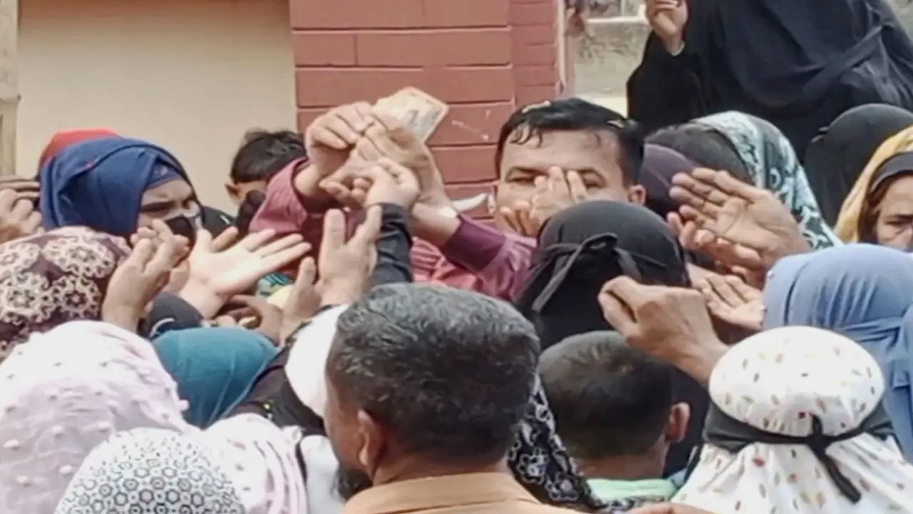 ফেনীতে নৌকার প্রচারণা শেষে টাকা বিতরণ করলেন ইউপি চেয়ারম্যান