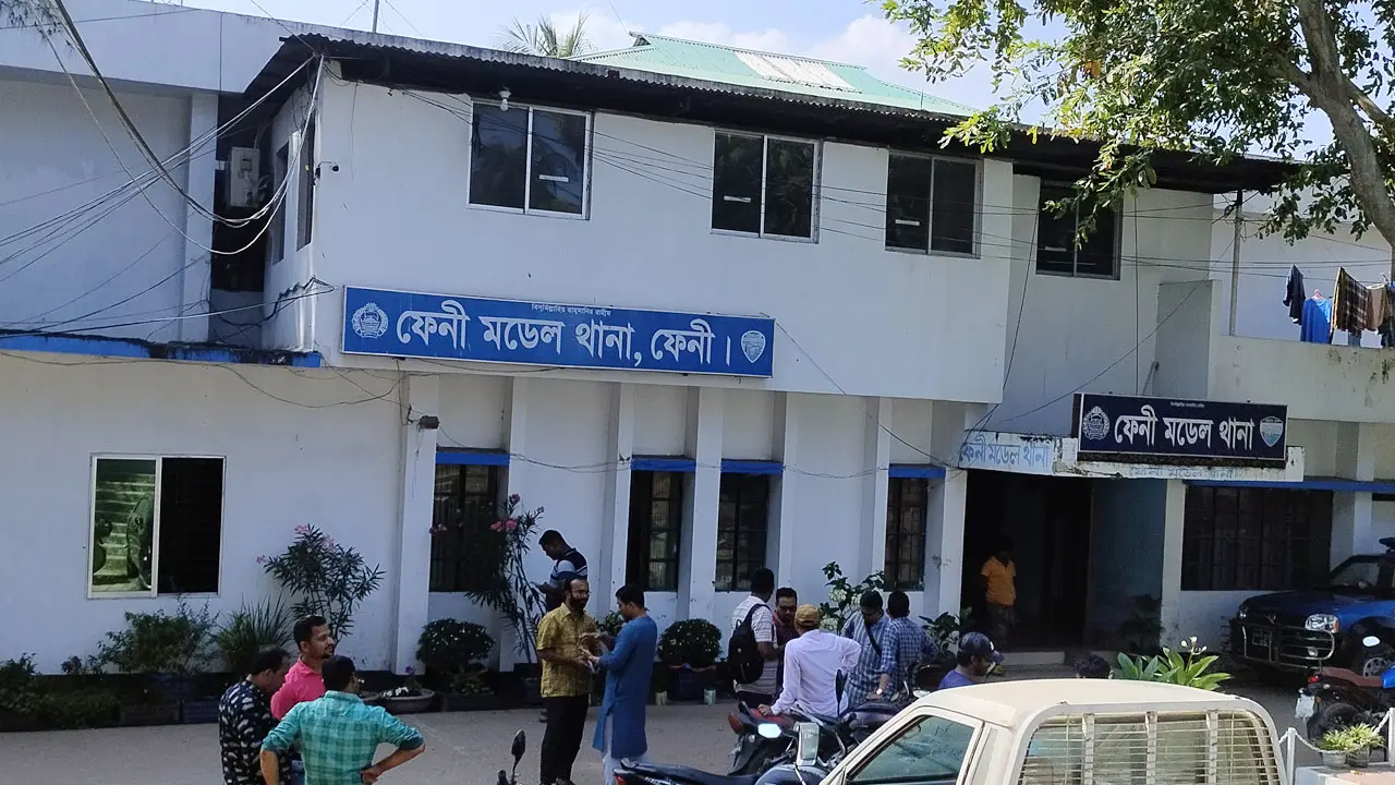ঘরে ঝুলছিল মায়ের মরদেহ, পা ধরে কাঁদছিল মেয়ে