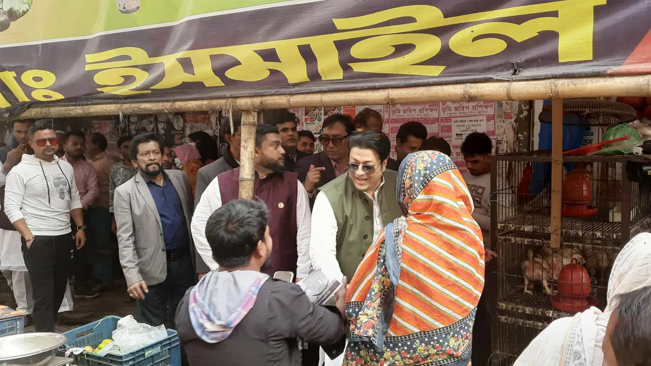 ফেরদৌসকে কাছে পেয়ে মানুষের উচ্ছ্বাস, সেলফি তোলার হিড়িক