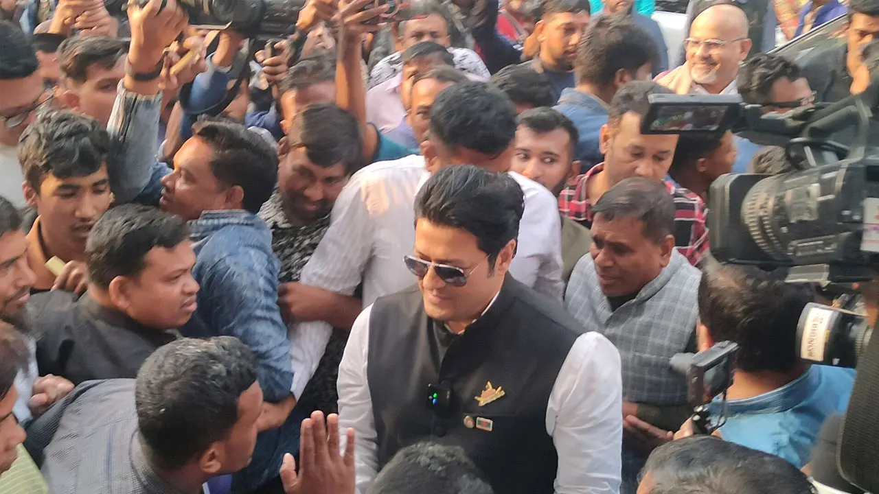 প্রচারণায় নেমেই ভোটারদের ২৪টি প্রতিশ্রুতি দিলেন ফেরদৌস