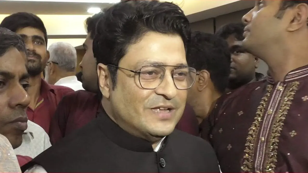 মা আমাকে এখনও সরকারি চাকরি করতে বলেন