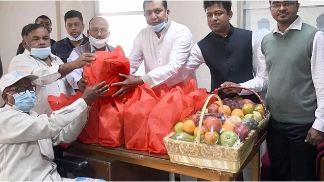 বিজয় দিবসে বীর মুক্তিযোদ্ধাদের ফল-মিষ্টি পাঠালেন প্রধানমন্ত্রী