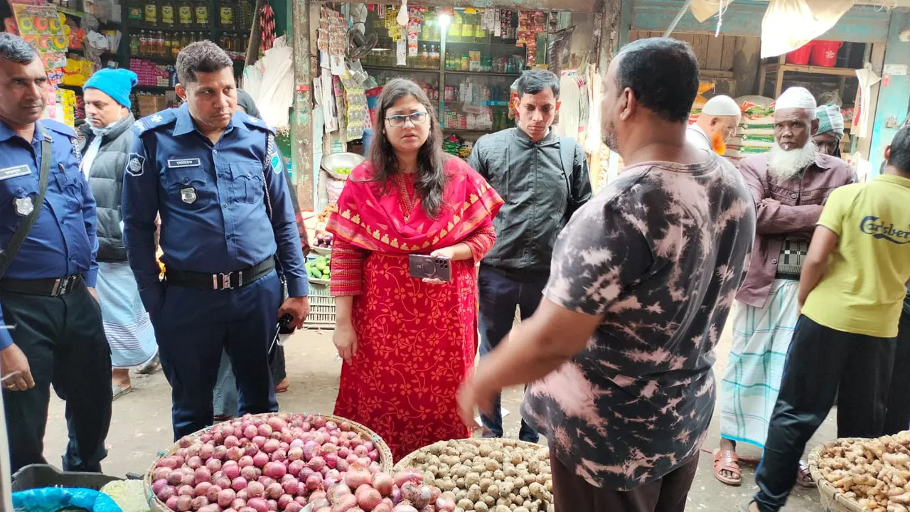 সিন্ডিকেট করে পেঁয়াজের দাম বাড়ানোয় অর্ধলাখ টাকা জরিমানা