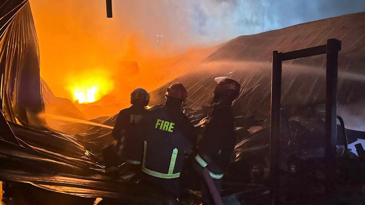 কেরানীগঞ্জে ফয়েল প্যাকেজিং ফ্যাক্টরির আগুন নিয়ন্ত্রণে