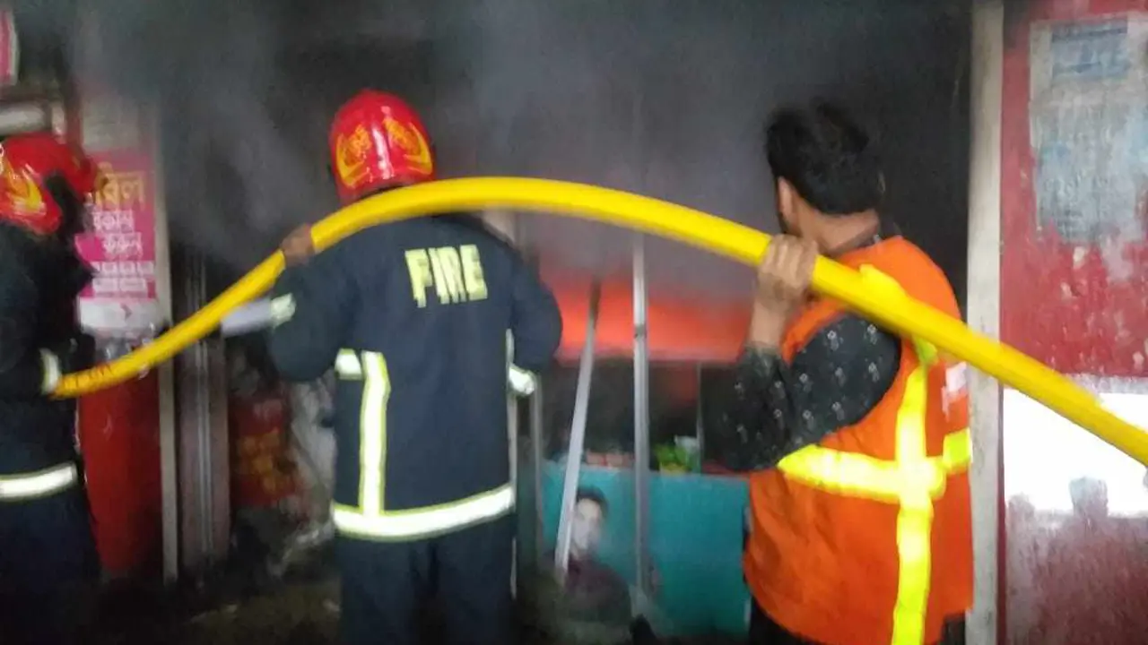 ঢাকা উদ্যানে দোকানে আগুন
