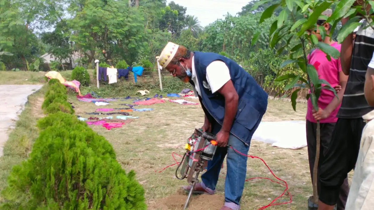 ১৫ সেকেন্ডে গাছ লাগানো যাবে মিজানের তৈরি যন্ত্র দিয়ে