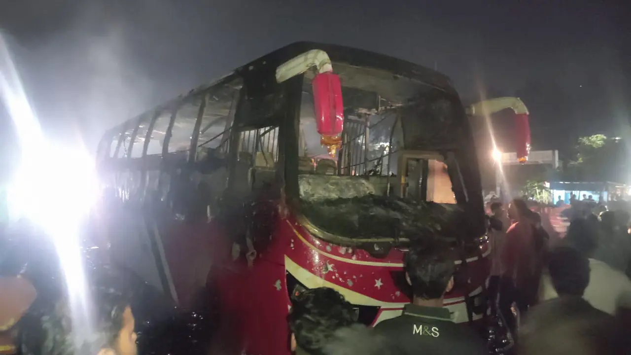 গাজীপুরে যাত্রী বেশে বাসে আগুন দিয়েছে দুর্বৃত্তরা