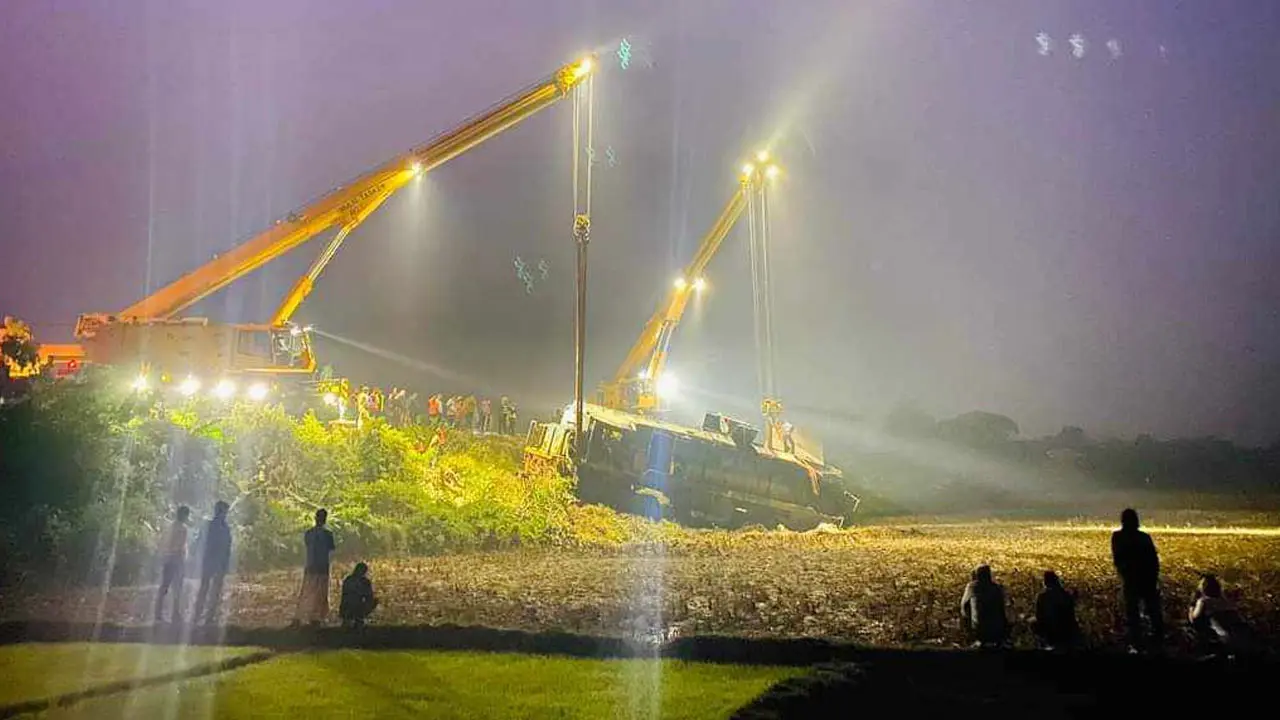গাজীপুরে চলছে লাইনচ্যুত বগি উদ্ধার কাজ, ট্রেন চলাচল বন্ধ