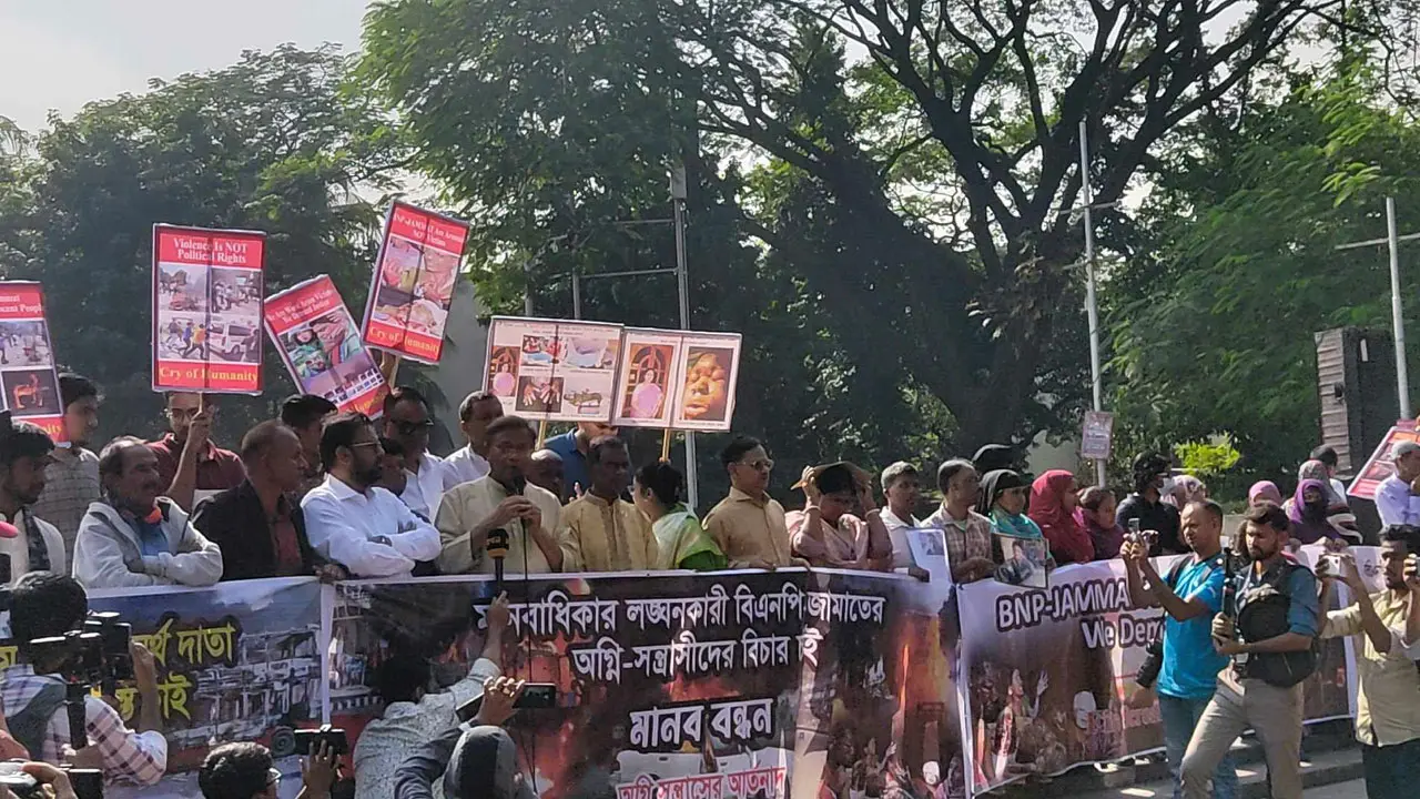 অগ্নিসন্ত্রাস আগে হতো খালেদার নেতৃত্বে এখন হয় তারেকের নেতৃত্বে