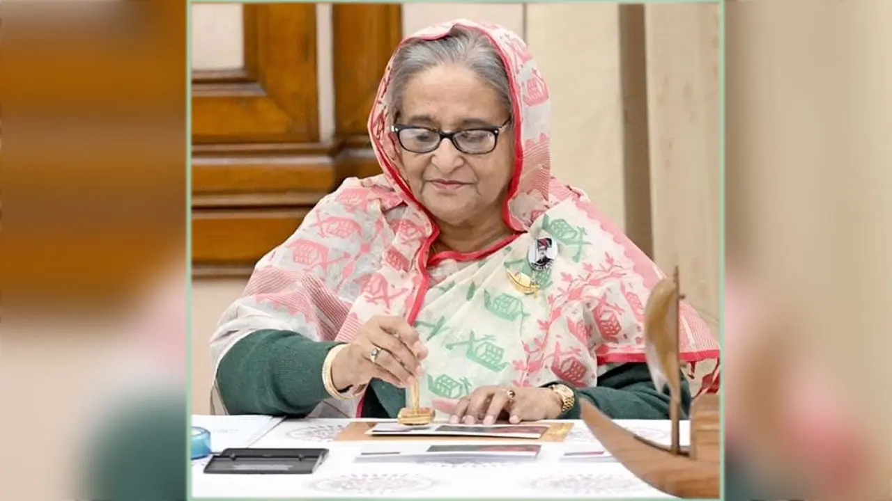 বিজয় দিবস উপলক্ষ্যে স্মারক ডাকটিকিট অবমুক্ত করলেন প্রধানমন্ত্রী