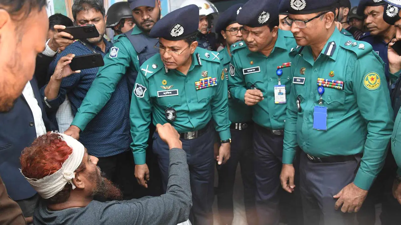 গার্ডের পোশাকের মতো কাপড় পরা ব্যক্তি আগুন দেয়, ধারণা আহত নুরুলের