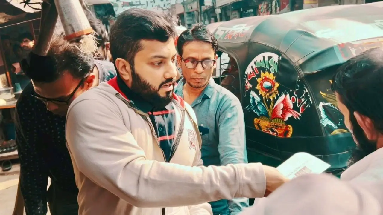 নির্বাচন বর্জনের আহ্বান জানিয়ে ইশরাকের লিফলেট বিতরণ